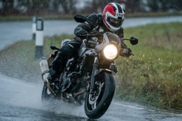 Ilustrasi berkendara saat hujan (motorcyclenews.com via otomotif.kompas.com) 