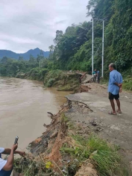 Jalan dan jembatan yang terban akibat ganasnya Sungai Batang Anai di Kuliek. (foto dok pribadi)