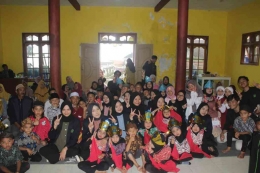 Foto bersama warga Dusun Jarak Ijo