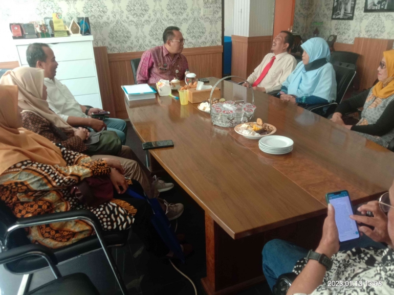 Sekdis Disarpus Kota Bandung Medi Mahendra (batik), tengah menerima kunjungan Pegiat GPMB Kota Bandung dan GPMB Pusat. Photo: Teguh