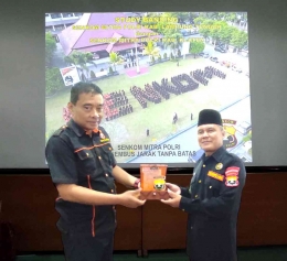 Ketua Senkom Klaten menyerahkan Cinderamata kepada Ketua Senkom Lampung Tengah/dokpri