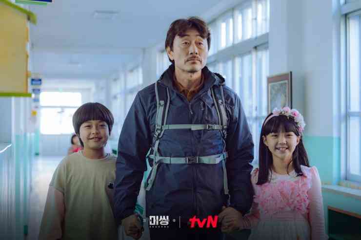Jang Pan Seok dengan dua teman dekat Hyun Ji. (dok. tvN/Missing: The Other Side Season 2)