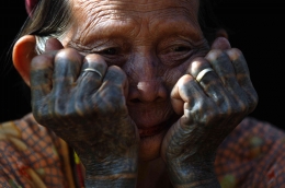 Tato di tangan dan kaki perempuan menjadi salah satu ciri dan kebiasaan orang Kodi, Sumba. Sumber: Kompas/Danu Kusworo