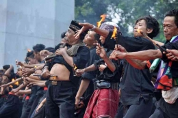 Selain dikenal dengan seni Debus, Banten juga memiliki satu tradisi berkuda, Tradisi Sasapton. Sumber: Dok. Kemendikbud