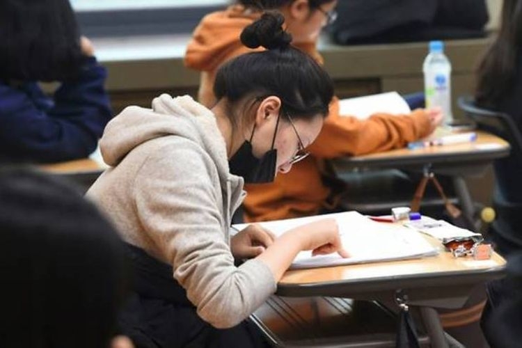 Ilustrasi mahasiswa sedang melaksanakan ujian|Dok AFP/Jung Yeon-je via Kompas.com