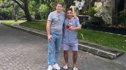 Andrey bersama pelatih kepala PSS Sleman Seto Nurdiyantoro berdiskusi tentang masa depan sepakbola Indonesia ( Instagram Andrey Grushin )