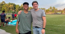 Hokky Caraka Striker masa depan timnas Indonesia bersama Andrey Grushin di Sleman Yogyakarta ( Instagram Andrey Grushin )