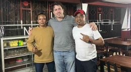 Andrey bersama dengan Ayah Hokky serta legenda PSS Sleman Fajar Listyantoro di Yogyakarta ( Instagram Andrey Grushin )