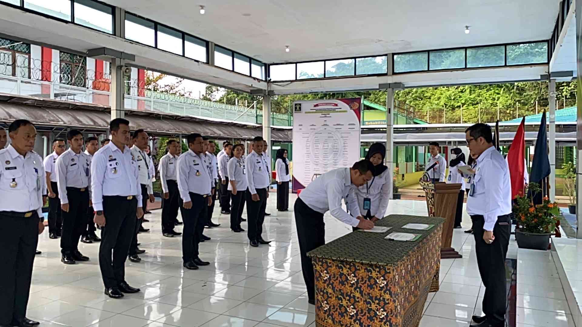 Hidayat Kalapas Narkotika Samarinda Dan Jajaran Gelar Pencanangan Zona ...