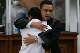 Richard Eleizer menangis dipelukan pengacaranya usai dituntut 12 tahun penjara oleh JPU dalam sidang tuntutan di PN Jakarta Selatan. Foto : Kompas.com