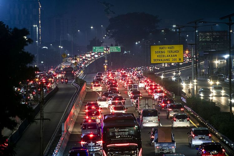 Suasana kendaraan terjebak macet di Jalan Tol Cawang-Grogol, Jakarta Selatan, Jumat (5/6/2020).  (ANTARA FOTO/SIGID KURNIAWAN)