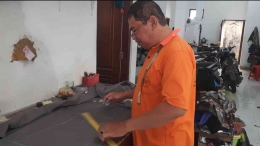 Pak Suyanto sedang memotong kain untuk Bakalan Baju ( Foto:kabarseputarmuria.com)
