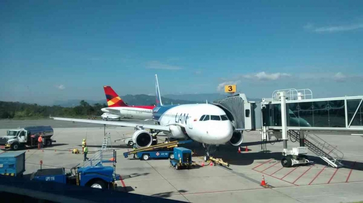 Ilustrasi Jet Bridge Docking dengan Pesawat di Aircraft Stand (foto : pxhere.com)