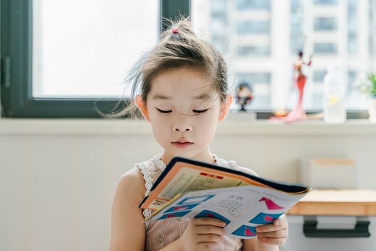 Cara agar anak cepat membaca lainnya adalah dengan memintanya membaca daalam kerangka waktu yang ditentukan.(UNSPLASH/JERRY WANG)