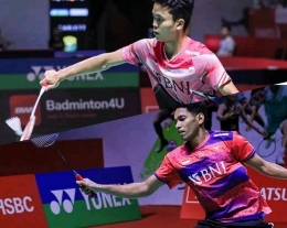 Ginting dipaksa menyerah di Istora (Diolah dari Facebook.com/Badminton Indonesia) 