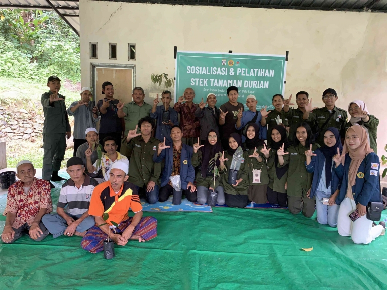 Dokumentasi Sosialisasi dan Pelatihan Stek Tanaman Durian pada hari Kamis, 5 Januari 2023 di Desa Pusuk Lestari, Kec. Batu Layar, Kab. Lombok Barat (Dok. pribadi)