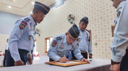 Pejabat Struktural lakukan Penandatangan disaksikan Karutan Magetan. Foto: Humas Rutan Magetan 