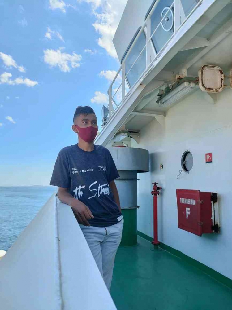 Di atas kapal, tepi dermaga Tenau. Sumber Gambar: Dokumentasi Pribadi (Facebook).