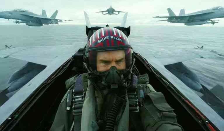 Aksi Tom Cruise yang sedang berakting sebagai seorang pilot, Sumber: MainMain.id