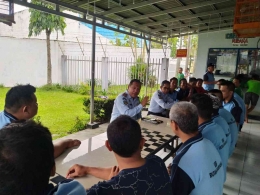 Ciptakan kondisi keamanan yang kondusif, Karutan Barabai, Gusti Iskandarsyah ajak WBP bincang santai di Cafetaria Rutan Barabai. Dokpri