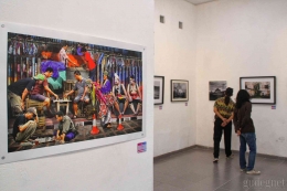 (Pengunjung mengamati hasil karya fotografi di Galeri Pandeng ISI Yogyakarta Gudeg.net/Rahman)
