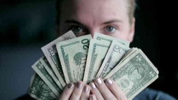 Gambar orang sedang memegang uang (Sumber : Bola.com)