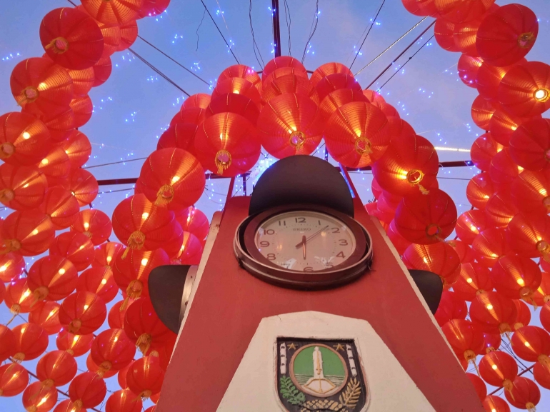 Indahnya lampion di atas tugu jam pasar Gede| Dokumentasi pribadi