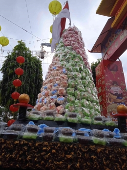 arak-arakan bakpia Balong berbentuk pagoda, salah satu kuliner autentik wajib coba bagi setiap wisatawan| Dokumentasi pribadi 