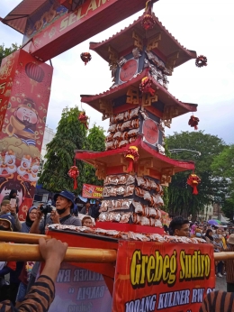 arak-arakan bakpia Balong berbentuk pagoda, salah satu kuliner autentik wajib coba bagi setiap wisatawan| Dokumentasi pribadi 
