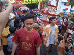 Usai membuka acara grebeg Sudiro, mas Gibran kembali berjalan kaki ke Balaikota Surakarta yang berjarak hanya beberapa ratus meter dari venue| dokumen pribadi