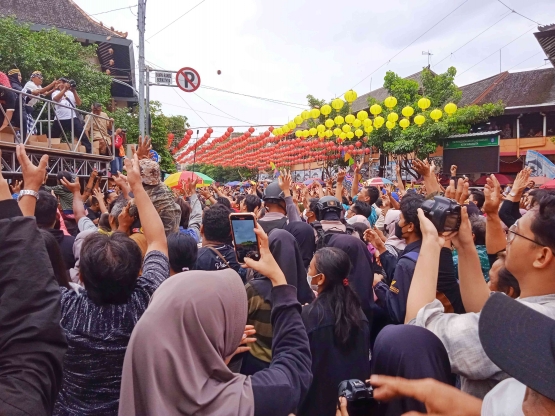 keseruan acara pembagian kue keranjang simbol keberuntungan, wew tiati dan kudu tetep waspada| Dokumentasi pribadi 