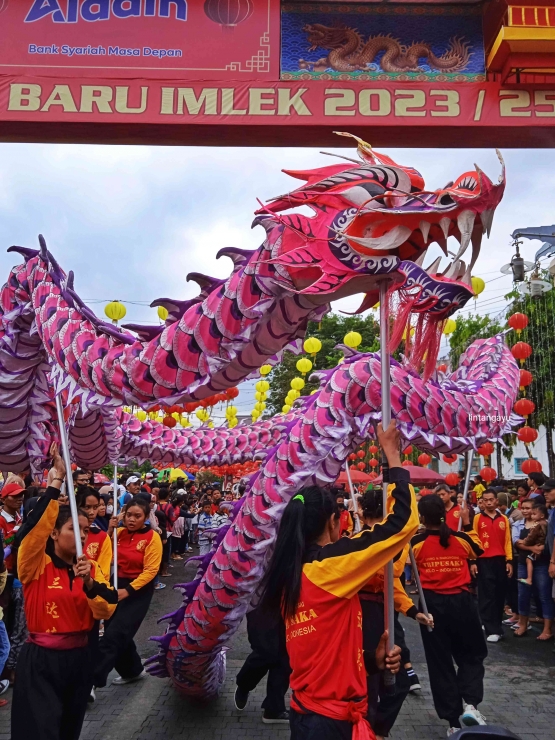 Atraksi liong saat pawai grebeg Sudiro| Dokumentasi pribadi 