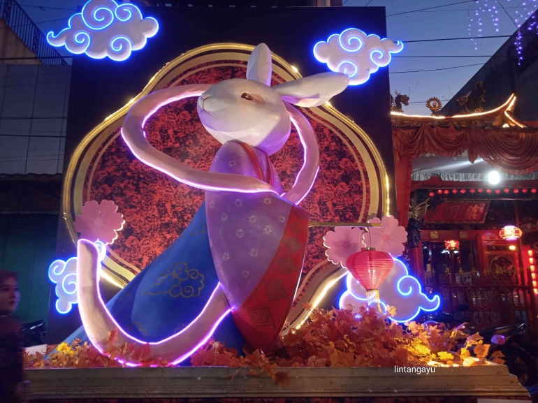 Lampion kelinci air di depan klenteng Tien Kok Sie, pasar Gede | Dokumentasi pribadi