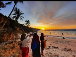Keindahan swastamita di Pantai Uinian Pulau Timor (dokpri)