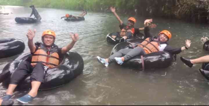 Penulis menikmati keasyikan susur sungai Pusur di Klaten Jawa Tengah ( dokpri)