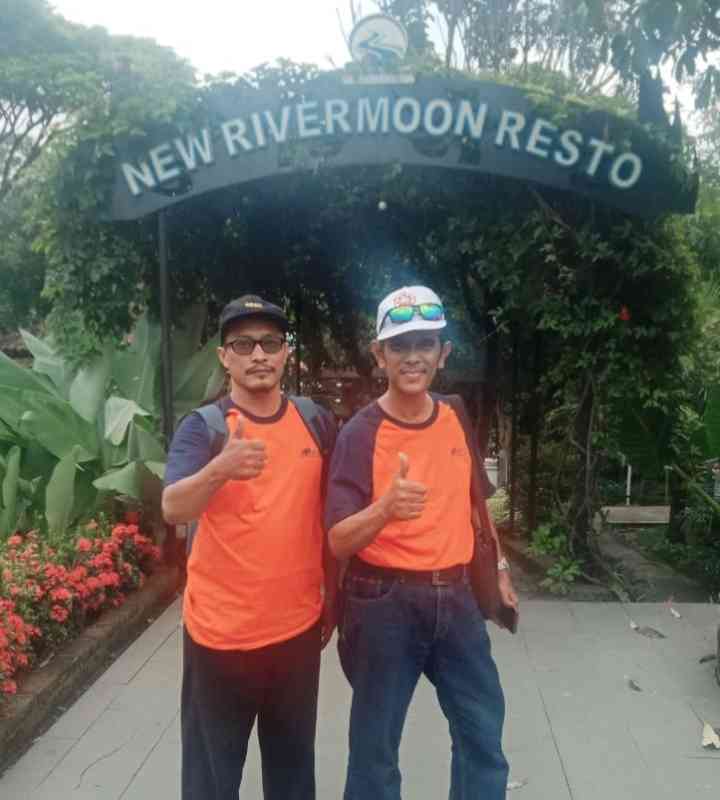 Penulis bersama rekan di depan pintu masuk New Rivermoon Resto Klaten (foto: doktri)