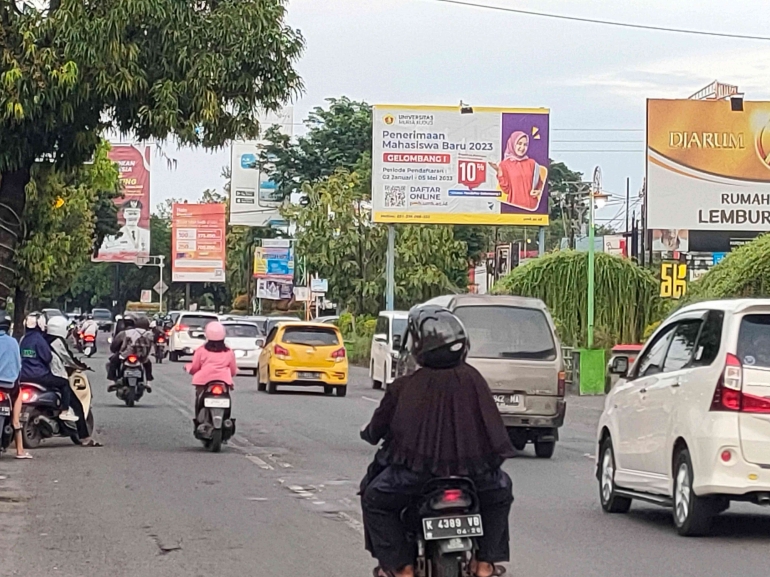 Ilustrasi banyak reklame di sebuah persimpangan jalan di Kudus, Jawa Tengah (Dokumentasi pribadi)