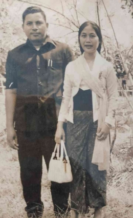Almarhum Bapak dan almarhumah ibu, 50 tahun yang lalu (dok IYeeS) 