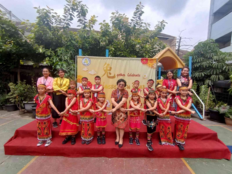 Perayaan CNY di Amore Prime School dalam nuansa kebudayaan Kalimantan (Dayak) | Foto; Mister Prabu