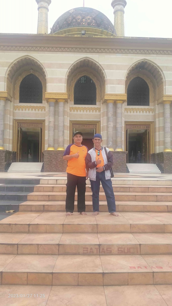 Penulis bersama teman di tangga menuju Masjid Al Aqsha Klaten Jawa Tengah (foto: dokpri)