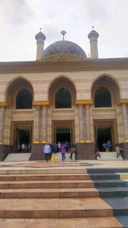 Masjid Al Aqsha terdiri dari tiga lantai (foto: dokpri)