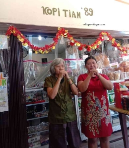 mama Na Lun Nio dan Cik Elis pemilik kedai Kopi Tiam '89, dokpri: @hiquds