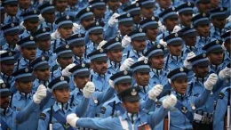 Anggota Pasukan Angkatan Udara India mengikuti parade Hari Republik India di New Delhi, India. | Sumber: BBC/Money Sharma