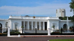 Istana Merdeka sebagai Kantor Presiden Republik Indonesia dalam menjalankan tugasnya sebagai pemegang kekuasaan pemerintahan. Sumber: Freepik/Canva
