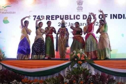 Para penari India sedang menari di acara resepsi untuk merayakan Hari Republik India di Jakarta. | Sumber: Kedubes India.