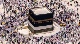 Ilustrasi: Para jemaah mengelilingi Kakbah di Masjidil Haram, Mekkah, Arab Saudi. (dari AP via VOA INDONESIA)