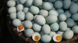 Sumber : https://www.suara.com/lifestyle/2020/10/15/150807/cocok-dijadikan-oleh-oleh-ini-4-rekomendasi-telur-asin-enak-di-brebes