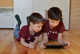 Anak yang menggunakan teknologi (sumber : Pixabay.com)