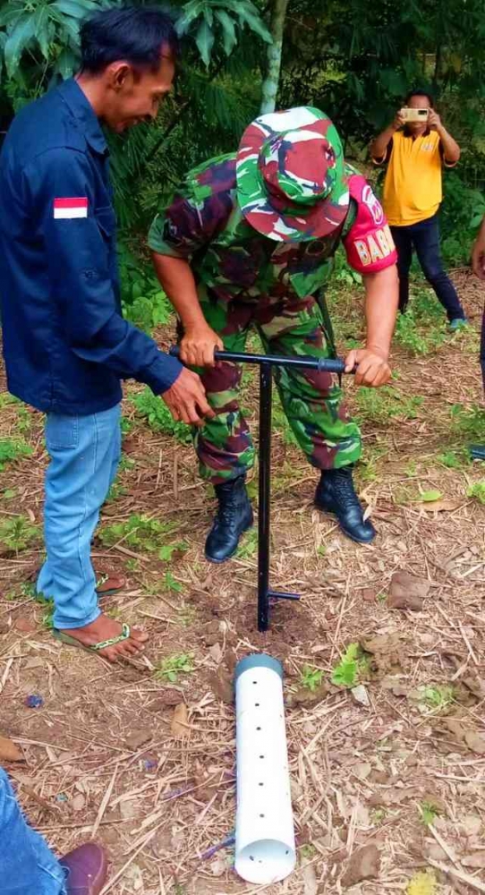 Bersama perangkat desa dan TNI membuat biopori (Dokumentasi pribadi).