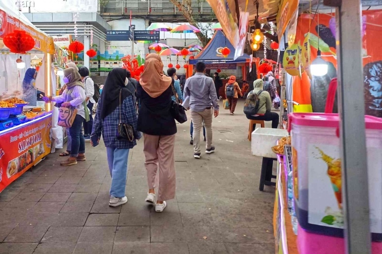 Pejalan kaki melintas di area bazar (foto by widikurniawan)
